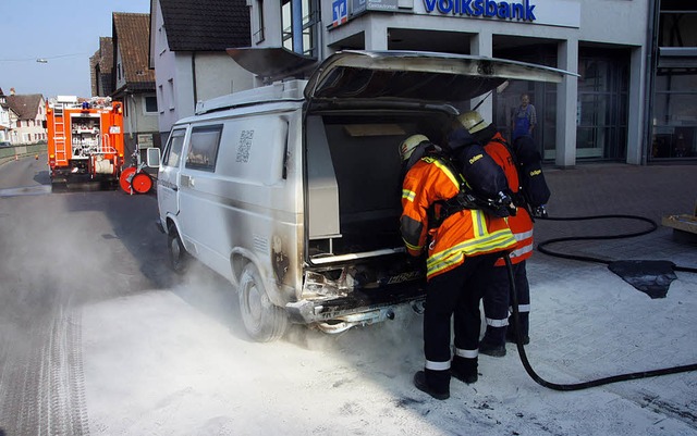 Der brennende VW-Bus ist bereits gelscht.   | Foto: Feuerwehr
