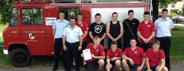 Die neun Mitglieder der Jugendfeuerweh...dfeuerwehrwart Jrgen Mller (rechts).  | Foto: Karl-Heinz Rmmele