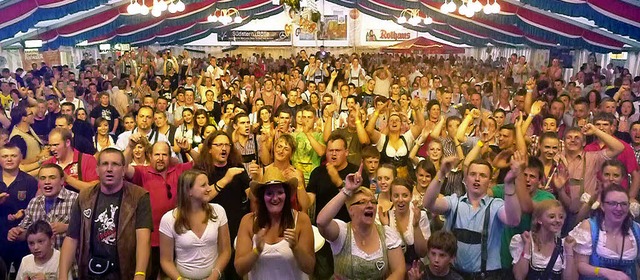 Hei auf &#8222;heavy Volxmusik&#8220;... Heimspiel im Festzelt der Feuerwehr.   | Foto: Eva Korinth