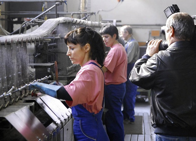 Bei de r Firma Oscar Weil werden die A...aktin einen Blick i n die Produktion.   | Foto: Archiv: Michael Bambergr