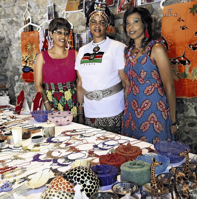 Kunsthandwerk aus Afrika wurde beim Basar angeboten.  | Foto: Dinort