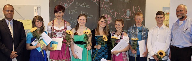 Mit einer Sonnenblume wurden die Todtm...midt und Klassenlehrer Franz Kaiser.    | Foto: Andreas Bhm