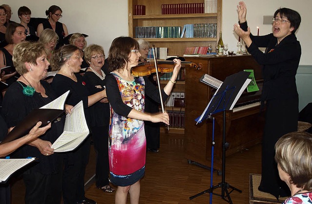 Dirigentin Birte Niemann (rechts) gab ...e Schnabel (Violine) und den Chor an.   | Foto: Paul Schleer