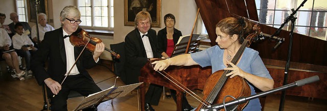 Glnzend: Ulrich Beetz (Violine), Gerr...rflgel) und Birgit Erichson (Cello).   | Foto: Decoux-Kohne