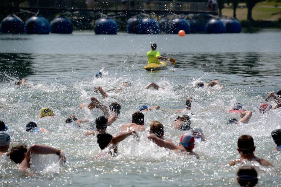 Los geht’s mit dem Schwimmen im Flückigersee. (Foto: Patrick Seeger) Los geht’s mit dem Schwimmen im Flückigersee. (Foto: Patrick Seeger)