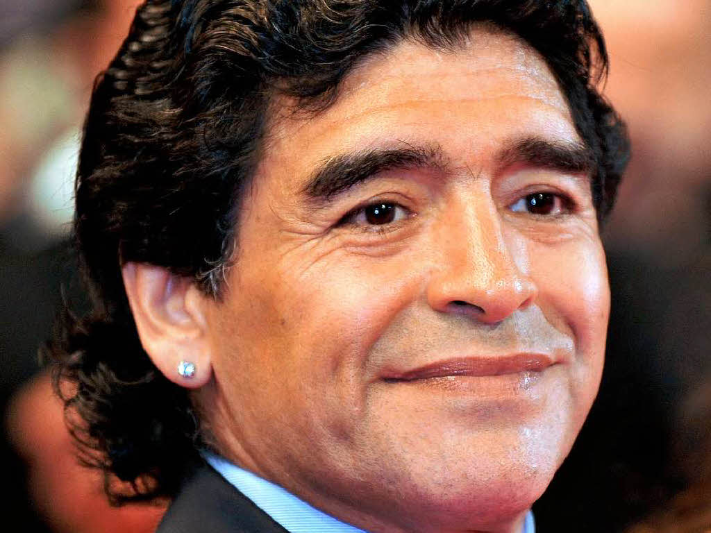 Bei der Fuball-WM in den USA wird Argentiniens Superstar Diego Maradona positiv auf Ephedrin getestet und ausgeschlossen. Schon drei Jahre zuvor war Maradona mit Kokain erwischt worden, sein Niedergang begann.