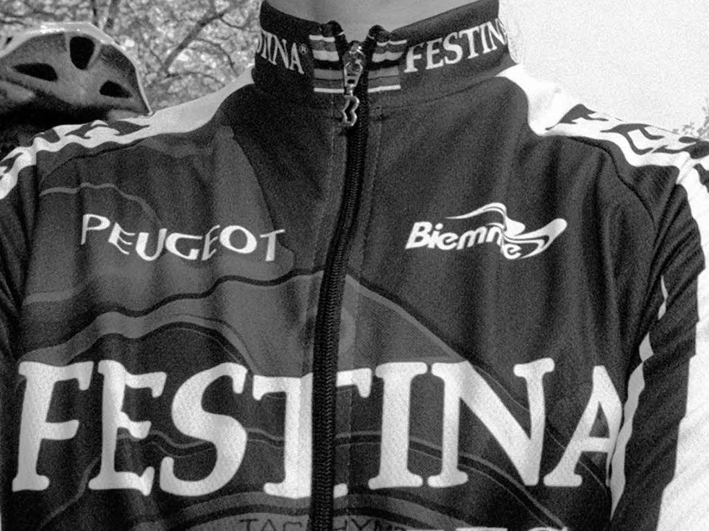 Die Festina-Affre erschttert 1998 die Tour de France. Der belgische Teambetreuer Willy Voet wird drei Tage vor der Tour mit verbotenen Substanzen im Wagen festgenommen. Bei Tour-Halbzeit wird die gesamte Mannschaft aus dem Rennen genommen.