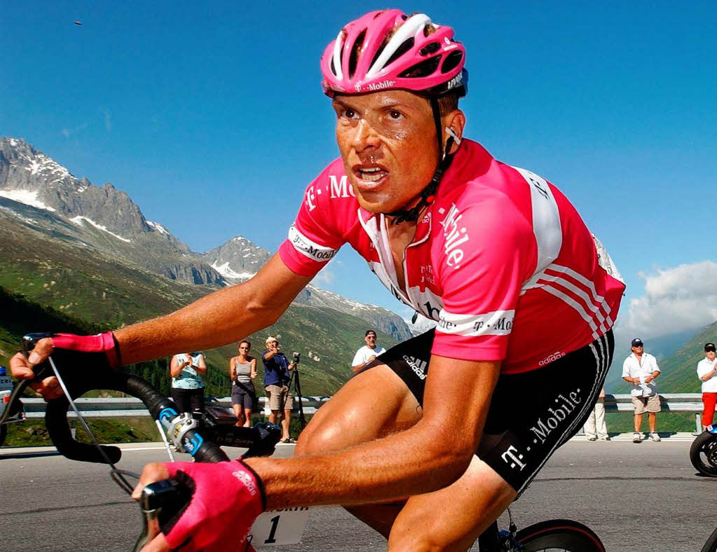 Einen Tag vor dem Start der Tour de France werden die Favoriten Jan Ullrich (T-Mobile) und Ivan Basso (CSC) von ihren Teams ausgeschlossen. Sie sollen in den Skandal um den spanischen Dopingarzt Eufemiano Fuentes verwickelt sein.
