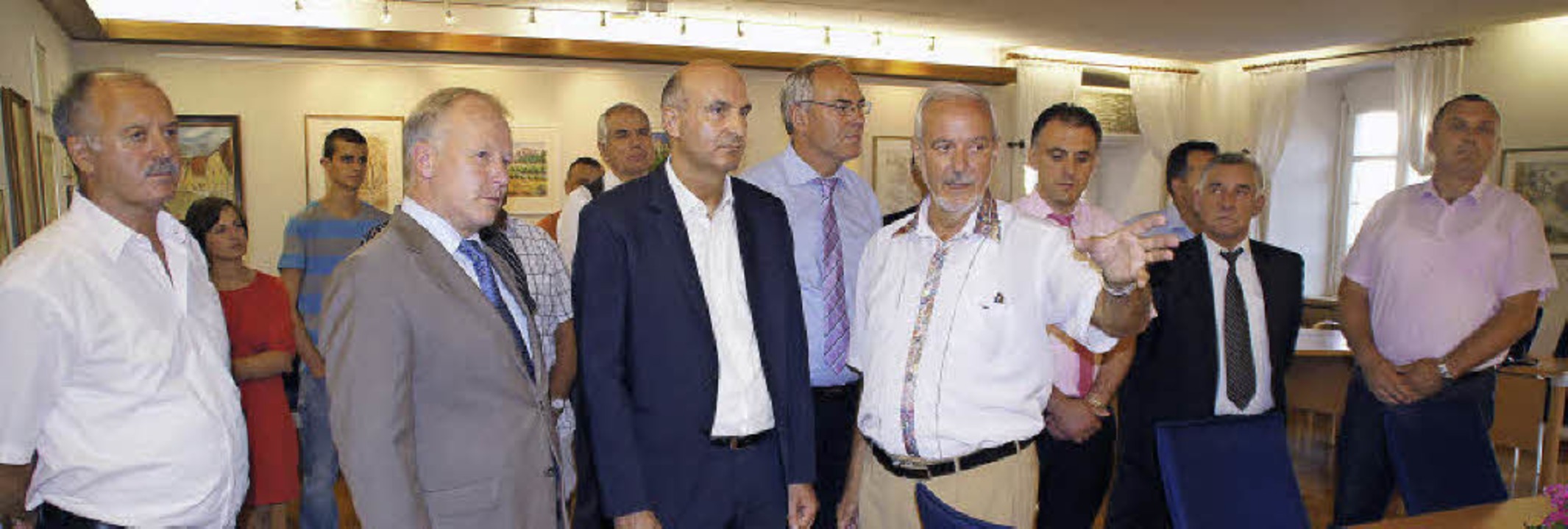 Brgermeister Ernst Schilling begrte...r Xhakaliu im Rathaus in Herbolzheim.   | Foto: Ilona Hge, Christl Hlter-Hassler