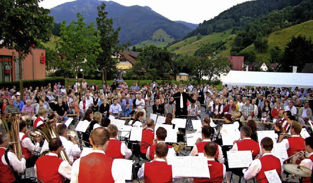 Der Belchen bot die groartige Kulisse...tolles Freiluft-Konzert in Mnstertal.  | Foto: Manfred Lange