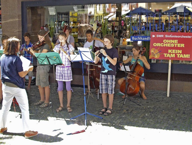 Schler der Klasse 6c des Faustgymnasi...sikalischen Demo-Auftritt in Freiburg.  | Foto: Privat