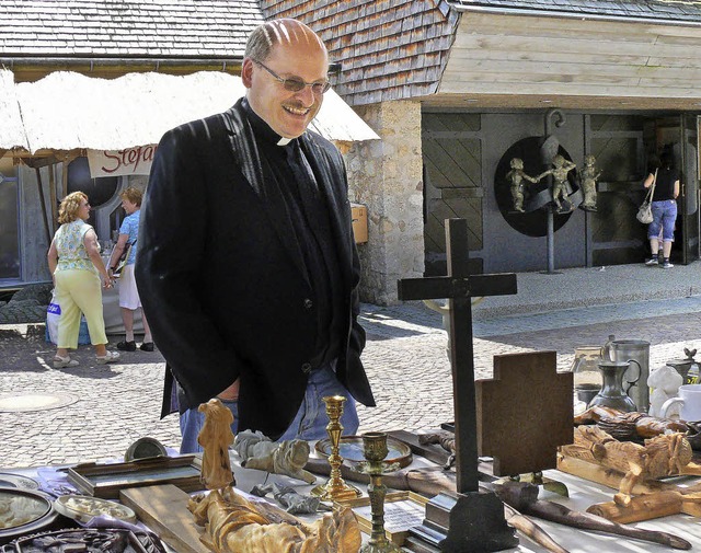 Pfarrer Johannes Buchmller bestaunte ...Stefanies Flohmarkt angeboten wurden.   | Foto: Ute Aschendorf