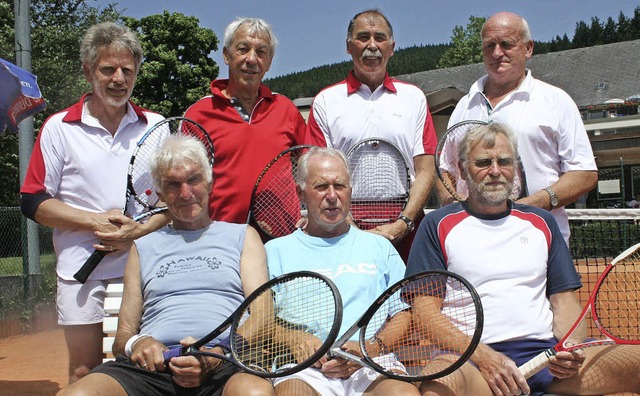 Die Neustdter Tennissenioren tragen d...er Regionalliga Sd-West mit Fassung.   | Foto: Maurer