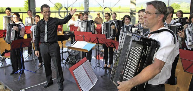 Ein Sommer-Akkordeonkonzert der besond...te Siegerstcke und lie sich feiern.   | Foto: model