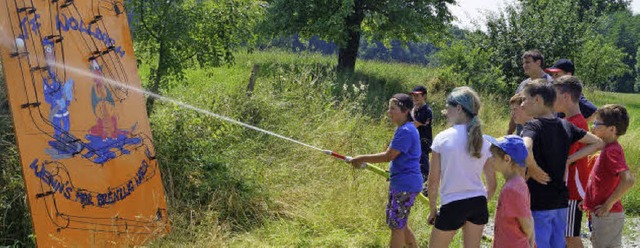 Geschicklichkeit war gefragt beim Spiel mit dem Wasserschlauch.    | Foto: Silke Hartenstein