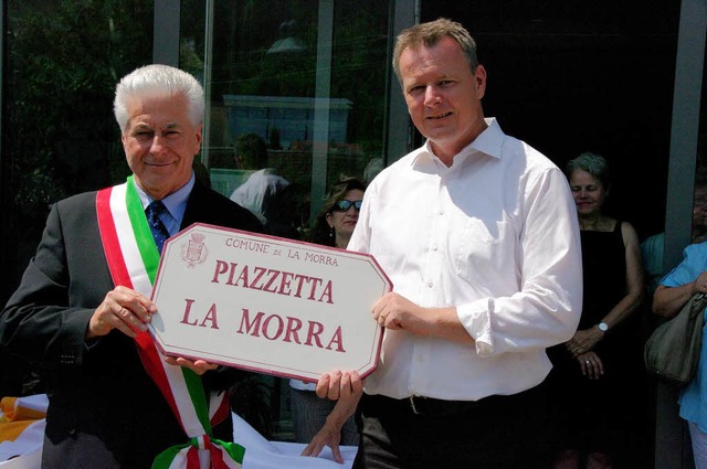 Die beiden Brgermeister Giovanni Bosco und Dirk Blens mit dem neuen Schild  | Foto: Martin Pfefferle