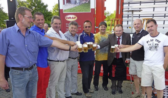 Untersttzt von Brgermeister Heinz-Ru...der Teninger Fuballer und Handballer.  | Foto: Karlernst Lauffer