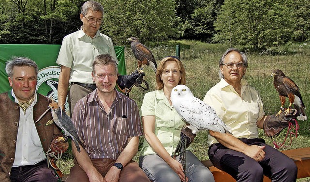 Der Landesvorsitzende Daniel Mller mi...Joachim Ehni mit einem Wstenbussard.   | Foto: Heinz Vollmar