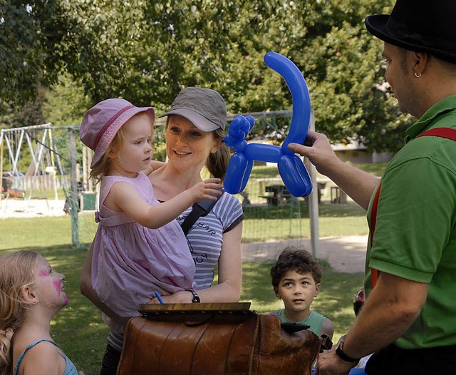 Clown Pat begeistert die Kinder mit Luftballon-Figuren.   | Foto: Leony Stabla