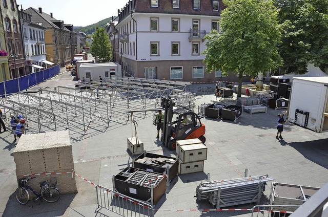 Zur Mittagszeit stand gestern bereits ...ndgerst der Bhne auf dem Marktplatz.  | Foto: Nikola Vogt