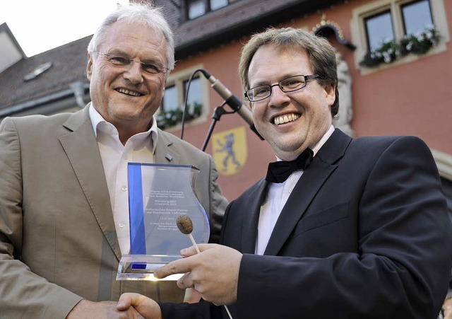 Brgermeister Norbert Brugger (links) ...s Epple, die Ehrenmedaille der Stadt.   | Foto: Philippe Thines