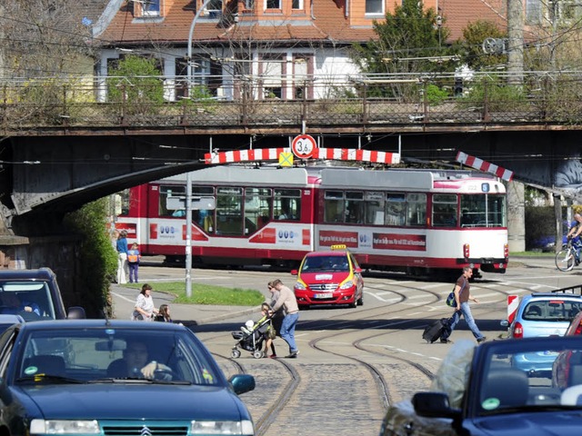 Die Brcke zwischen Friedhof- und Heil...Fahrern in ihrer Hhe oft berschtzt.  | Foto: Ingo Schneider