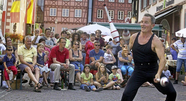Einer der Publikumslieblinge: Dino Lam...r jonglierende Pizzabcker aus Neapel   | Foto: Fotos: S. Decoux-Kone/B. Rein