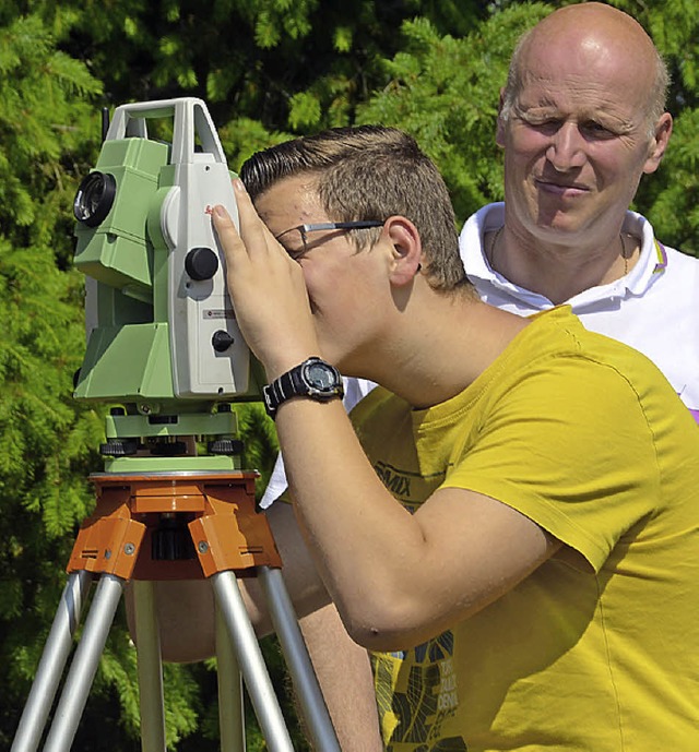 Vermessungstechnik: Auch die Besucher durften aktiv werden.  | Foto: Juliane Khnemund