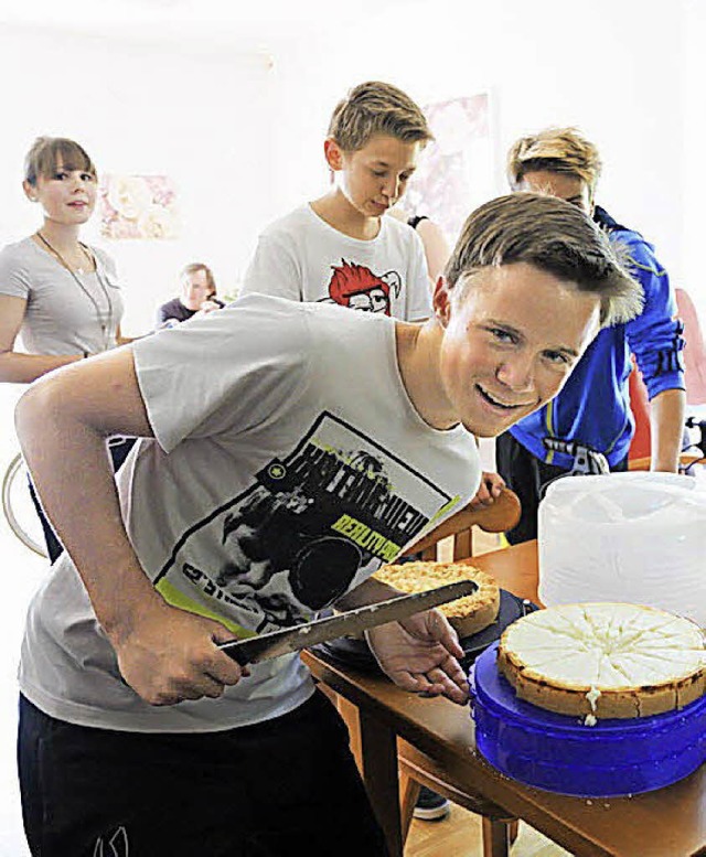 Laurenzi-bergabe: Kai Hofmeier schnit...ebrachten Kuchen fr die Senioren an.   | Foto: Trndle