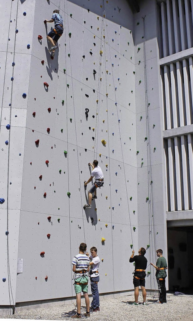 Schler testen die neue Kletterwand. A...ff und schaffte es bis nach oben.       | Foto: Gert Brichta