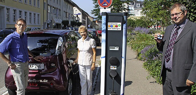Brigitte Greim tankt Strom an der neue...ler sind   Fans  von Elektroflitzern.   | Foto: Jrn kerckhoff