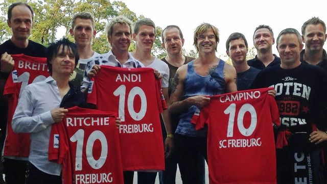 SC Freiburg berreicht Trikot an die Toten Hosen  | Foto: privat