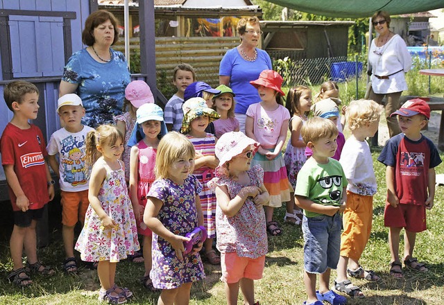 Zum Festauftakt gab es ein Begrungslied im Garten.  | Foto: Ilona Hge