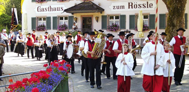 Feierlich  begleitet von der Trachtenk... Ulrichsfest durch St. Ulrich fhrte.   | Foto: Anne Freyer