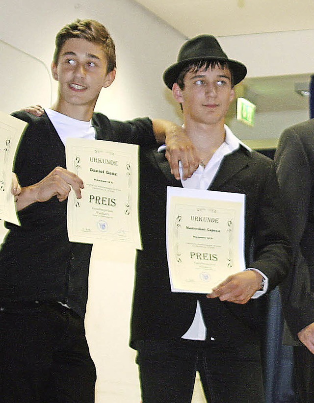 Preise fr den besten Notendurchschnit...en Daniel Ganz und Maximilian Capece.   | Foto: Schule