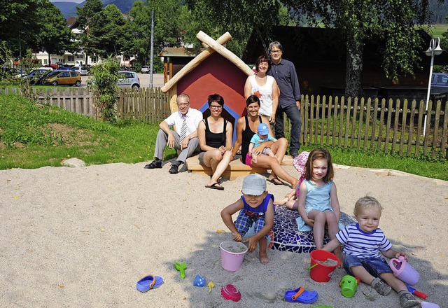 Sie freuen sich ber die gelungene Erw...Spielplatzes &#8222;Grasmcke&#8220;.   | Foto: Horst Dauenhauer