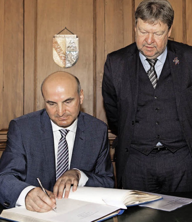 Botschafter Skender Xhakaliu trgt sic...rmeister  Richard Leibinger schaut zu.  | Foto: Zahn