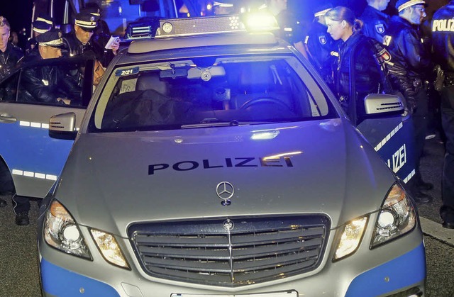 Die Polizei verstrkt die Kontrollen Jugendlicher in der Nacht.   | Foto: DPA