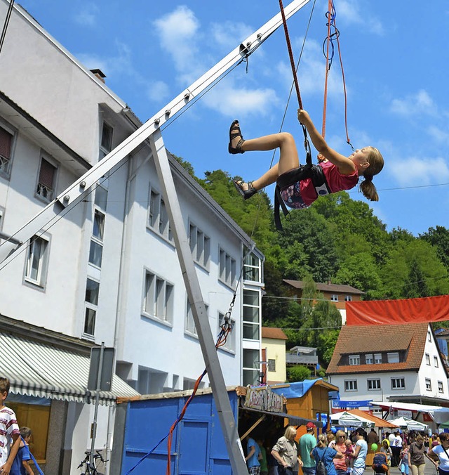 Bungee-Jumping war eine Attraktion beim Zeller Stdtlifest.   | Foto: Berger