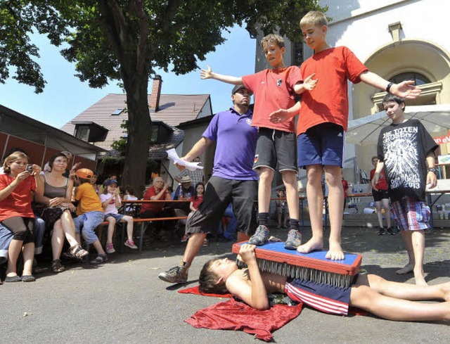 Achtung, pieksig! Auch eine Fakir-Numm... beim Kinderzirkus whrend des Hocks.   | Foto: Michael Bamberger