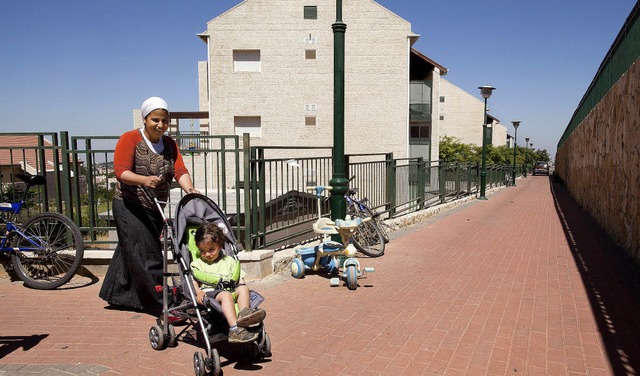 Eine jdische Siedlerin mit ihrem Kind im  Westjordanland   | Foto: DPA