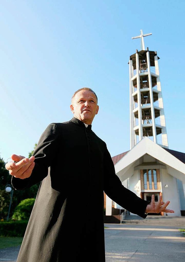 Pfarrer Wojciech Lemanski setzt sich f...itung des Antisemitismus in Polen ein.  | Foto: dpa