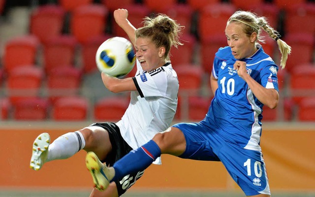 Melanie Leupolz (links) und Dora Maria...ruppenspiel Deutschland gegen Island.   | Foto: Carmen Jaspersen/dpa