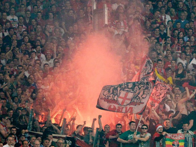 Im SC-Fanblock wurden im Halbfinale de...den VfB Stuttgart Bengalos abgebrannt.  | Foto: dpa