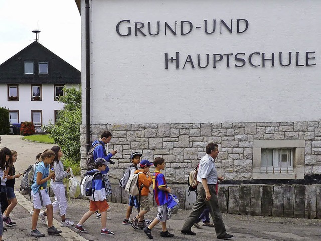 Die Schrift an der Fassade der Schule ...interzarten nur noch eine Grundschule.  | Foto: Heidrun Simoneit