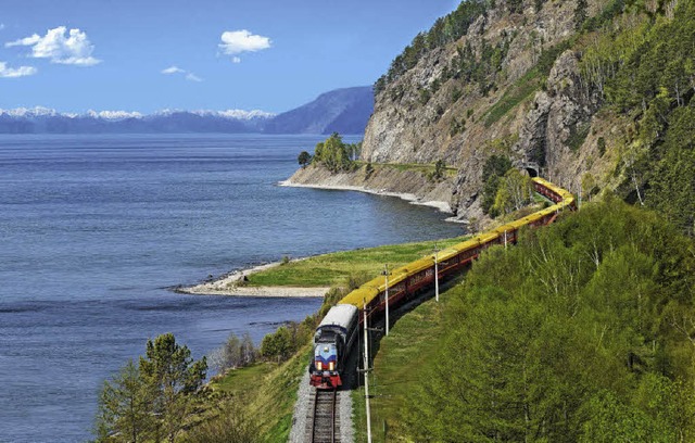 Fenster mit Ausblick: Wie eine Schlang...senbahn am riesigen Baikalsee entlang.  | Foto: Lernidee Erlebnisreisen