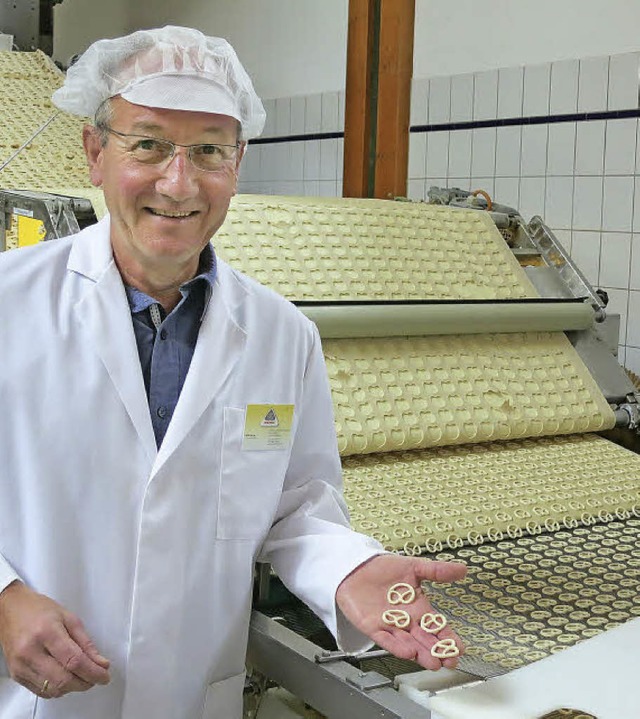 Willi Mayer, Geschftsfhrer von Mayka...it Brezeln, bevor sie gebacken werden.  | Foto: Michael Behrendt