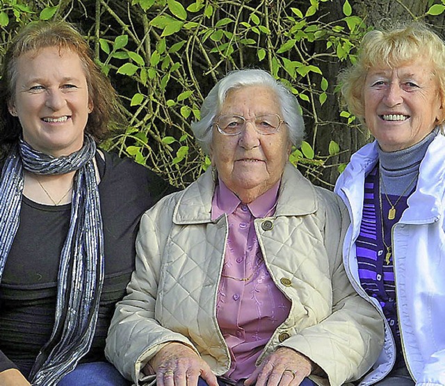 Drei Generationen auf einer Bank: (von...Oma &#8222;Resi&#8220;, Tochter Ruth.   | Foto: fink
