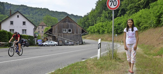 Der schmale Fuweg von Degerfelden Ric...zum Fu- und Radweg erweitert werden.   | Foto: Martina Proprenter