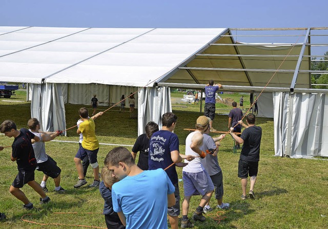Und zieh! Der Aufbau der kleinen Zelts...anderen Vereinen und aus den Familien.  | Foto: manfred frietsch